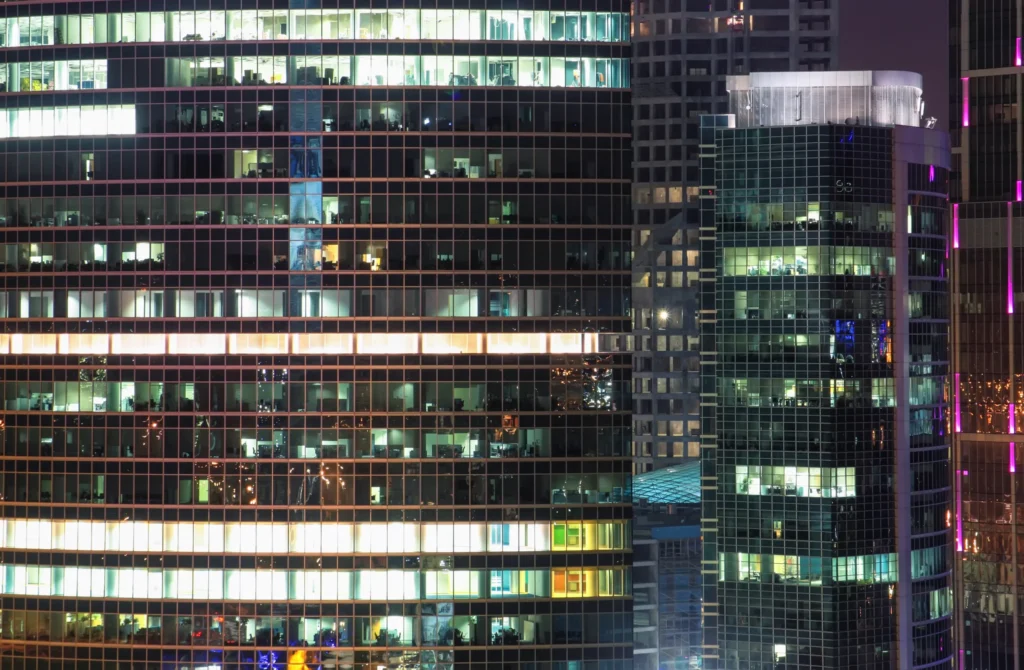 windows-office-building-symbolbild