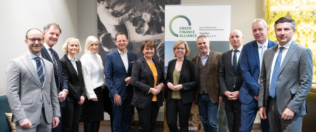 Klimaschutzministerin Leonore Gewessler, Rémi Vrignaud (Allianz Elementar Versicherungs-AG), Herta Stockbauer (BKS Bank), Markus Zeilinger (fair-finance Vorsorgekasse), Klaus Kumpfmüller (HYPO Oberösterreich), Bettina Jaksch-Fasthuber (Raiffeisenbank Gunskirchen), Robert Zadrazil (UniCredit Bank Austria AG), Andreas Rauter (UNIQA Insurance Group), Gernot Heschl (VBV Pensionskasse), Michaela Attermayer (VBV Vorsorgekasse), Alfred Lejsek (BMF); Foto: BMK/Viktoria Miess