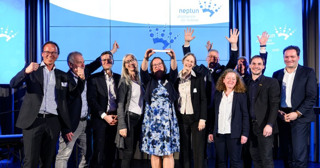 Gruppe feiert bei Neptun Staatspreis für Wasser 2025.