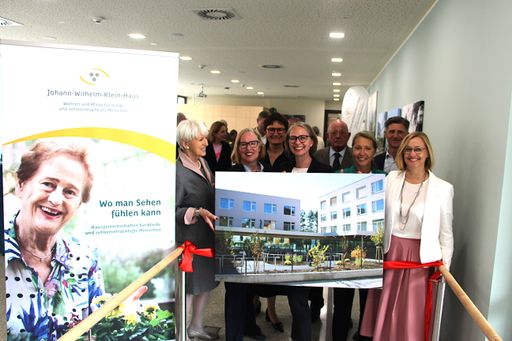 Menschen bei einer Feier im Johann-Wilhelm-Klein-Haus.