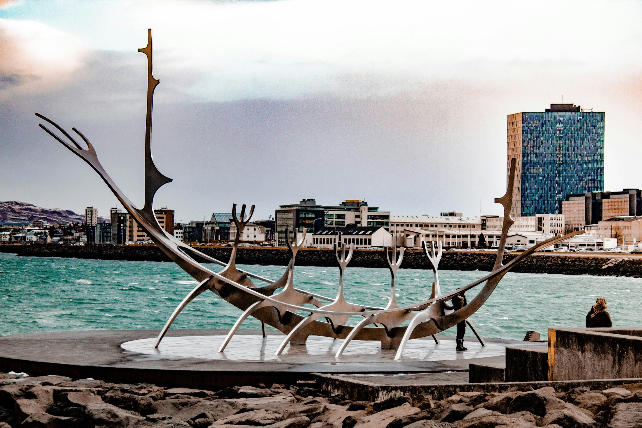 Isländische Statue am Meer in Reykjavik