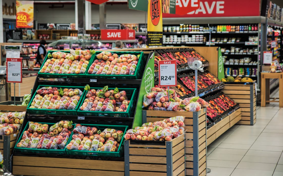 Obstabteilung im Supermarkt mit Sonderangeboten.