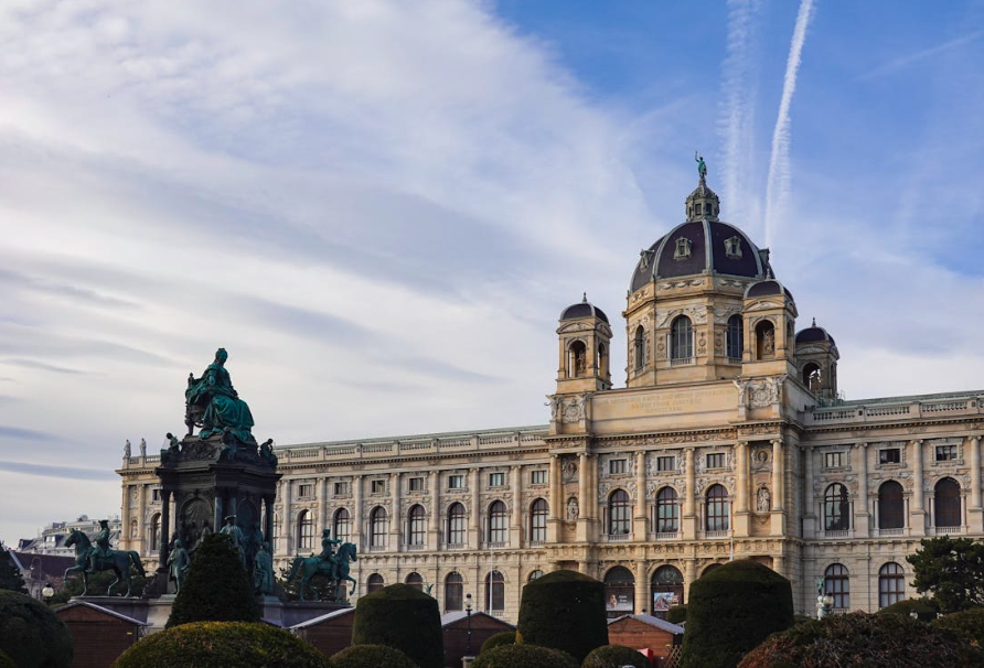 Historisches Gebäude in Wien mit Denkmalskulptur