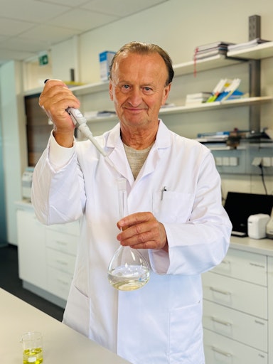 Wissenschaftler im Labor mit Kolben und Pipette