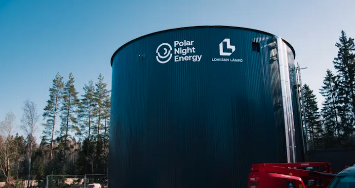 Energiespeicher mit Polar Night Energy Logo im Wald.