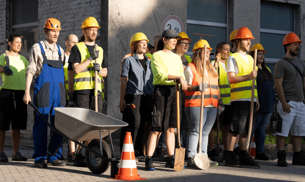 Gruppe von Bauarbeitern mit Sicherheitskleidung.