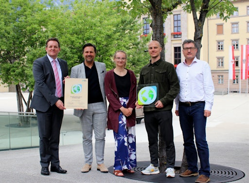 Gruppe von Menschen mit Zertifikaten im Freien