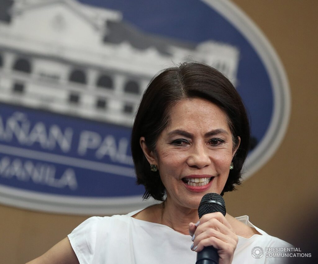 Frau hält Rede im Palast in Manila.
