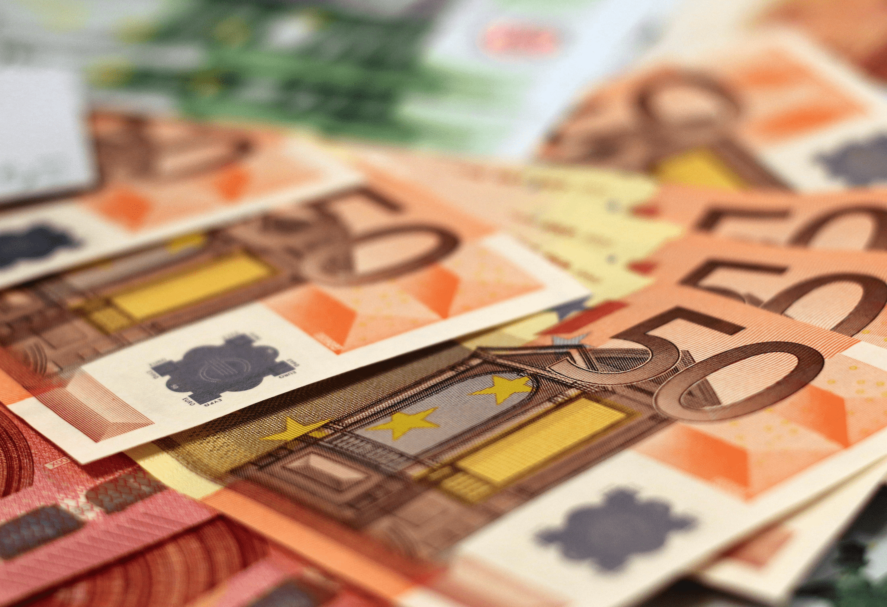 Nahaufnahme von Euro-Banknoten, Fünfziger-Scheine