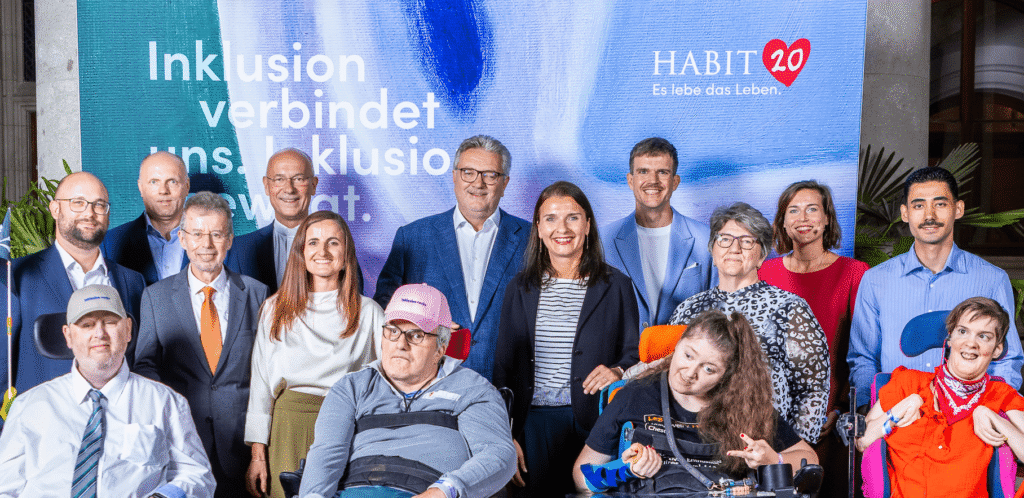 Gruppe von Menschen feiert Inklusion und Vielfalt.