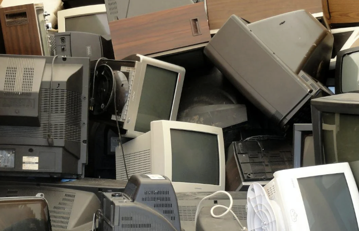 Haufen von alten Computermonitoren und Fernsehern