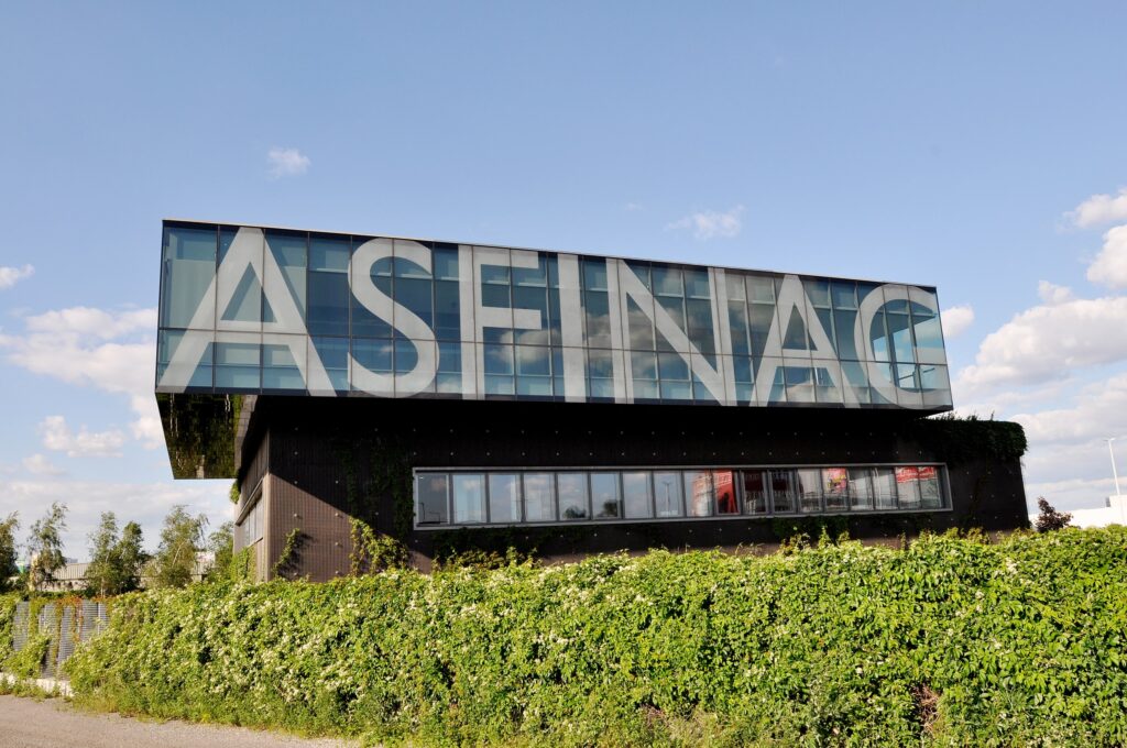 Gebäude mit großem ASFINAG-Logo und Begrünung