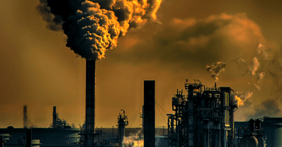 Industrielle Luftverschmutzung durch rauchende Schornsteine.