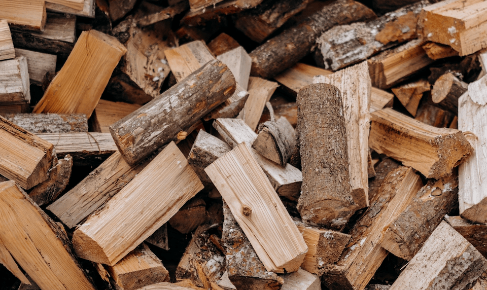 Stapel von gespaltenem Brennholz, bereit zum Heizen.
