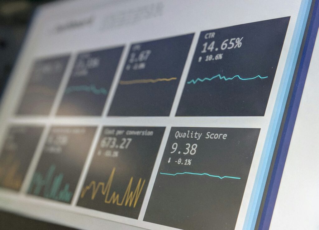 Bildschirm mit statistischen Daten und Analyse-Diagrammen.