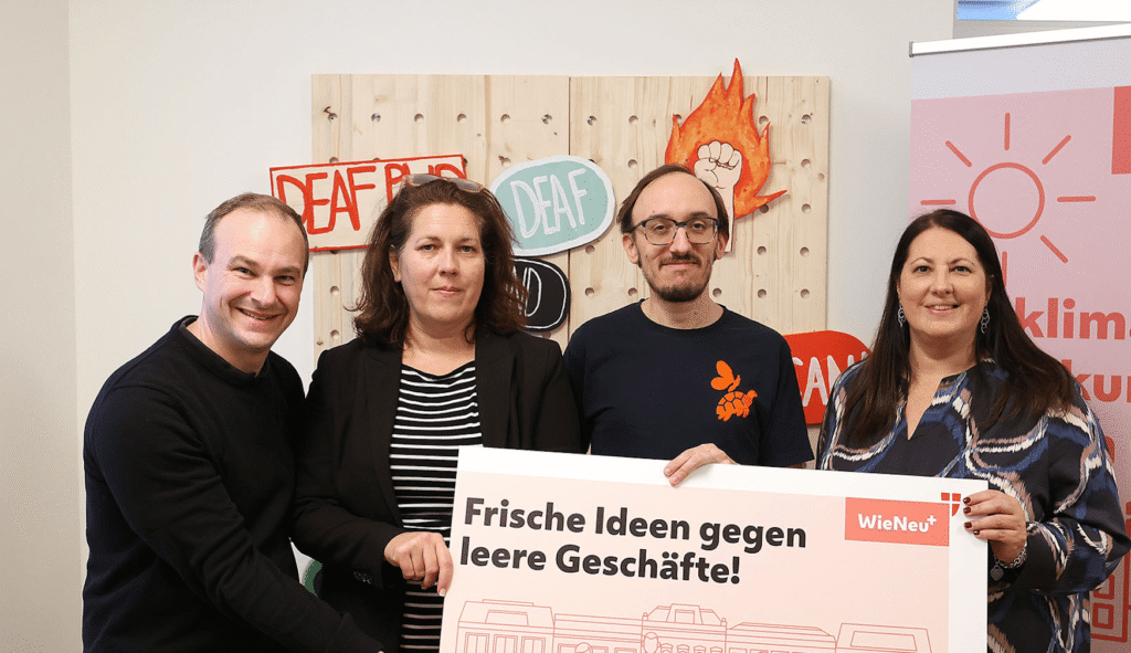 Gruppe hält Plakat: Frische Ideen für Geschäfte.