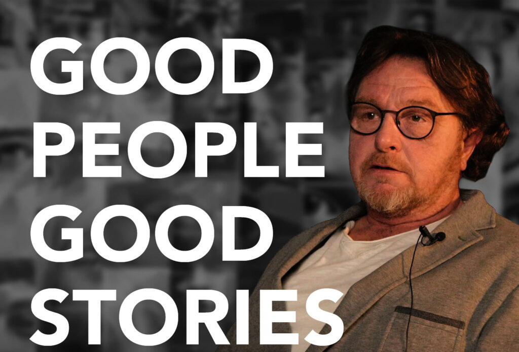 Präsentator mit längerem rotbloden Haar und Brille, Alter ca 60