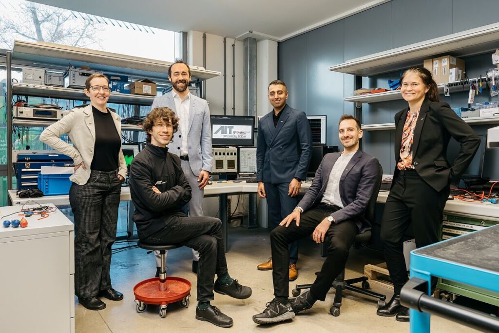Sechsköpfiges Team in modernem Elektroniklabor