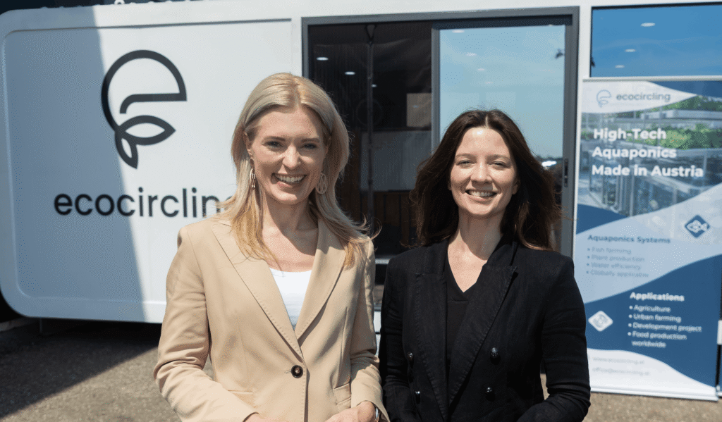Zwei Frauen vor Ecocircling-Stand